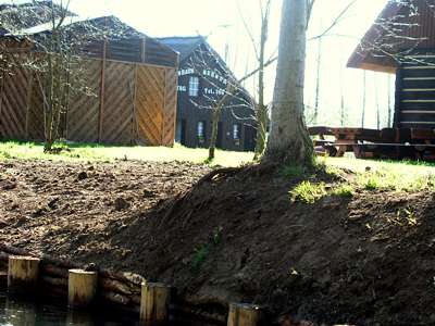 Am Ortsausgang von Burg Kauper liegt das Bootshaus Rehnus.