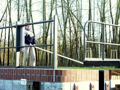 Nachdem sie den Stand der Schlie&szlig;klappen in allen Toren kontrolliert hat und der Wasserstand angepasst ist, &ouml;ffnet Evi ein Tor.