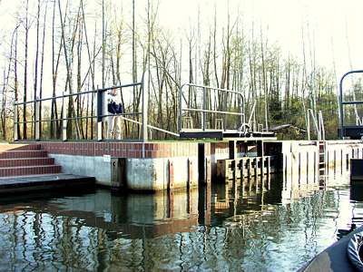 Die Schleuse bei Leipe - harte Arbeit steht an. Ich habe Evi vor der Schleuse abgesetzt, sie muss zuerst die Einfahrt &ouml;ffnen.