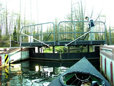 Die erste Klappe ist offen, der Wasserstand beginnt zu sinken.