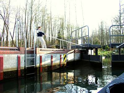 Evi zieht an der Stange und das Tor &ouml;ffnet sich, da die Schleuse neu ist, geht alles relativ leicht.