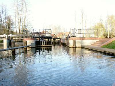 Nachdem Evi &uuml;ber die Leiter ins Boot gestiegen ist und wir aus der Schleuse gepaddelt sind, mache ich noch ein Foto r&uuml;ckw&auml;rts.