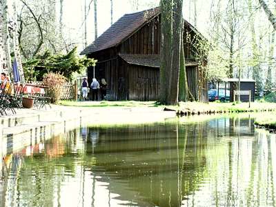 Die drei wollen wohl ins Restaurant Waldschl&ouml;&szlig;chen.