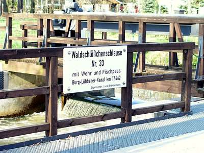 Wieder einmal die Rolltor-Schleuse auf dem B-L-Kanal, heute schon zum zweiten Mal.