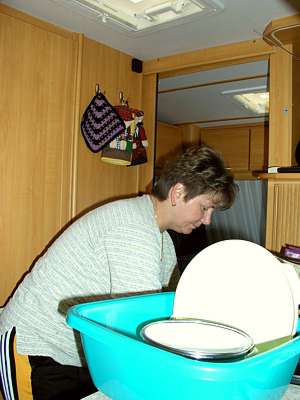 Ein Foto noch vom Einr&auml;umen unseres Fr&uuml;hst&uuml;ckgeschirrs, dann k&uuml;mmere ich mich um den Abbau des Bootes.