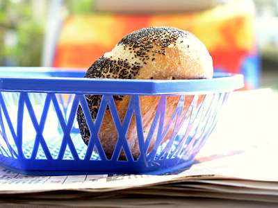 Einsam und allein - dieses Br&ouml;tchen blieb &uuml;brig beim Fr&uuml;hst&uuml;ck.