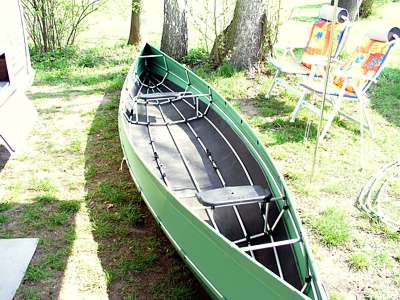 Auch ohne die drei mittleren Spanten ist das Boot noch recht stabil. Man darf das umlaufende Gummiseil, in das die Persenning eingeh&auml;gt wird, nicht vergessen zu l&ouml;sen.