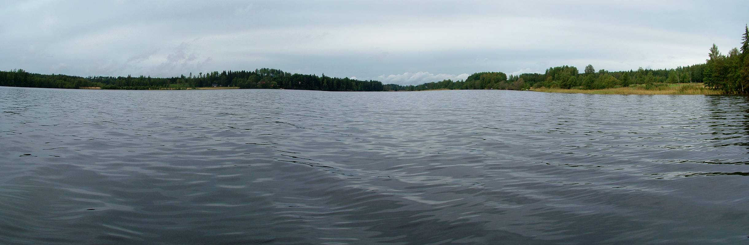 Vor uns liegt das nördliche Ende des Lersjöns. Der See verengt sich zu einem Kanal.