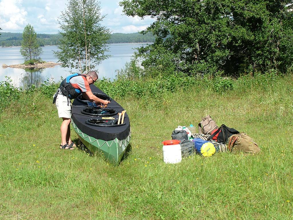 Gep&auml;ckst&uuml;ck f&uuml;r Gep&auml;ckst&uuml;ck wird sorgf&auml;ltig wieder eingepackt, wir wollen den Bootswagen ja nicht &uuml;berlasten.