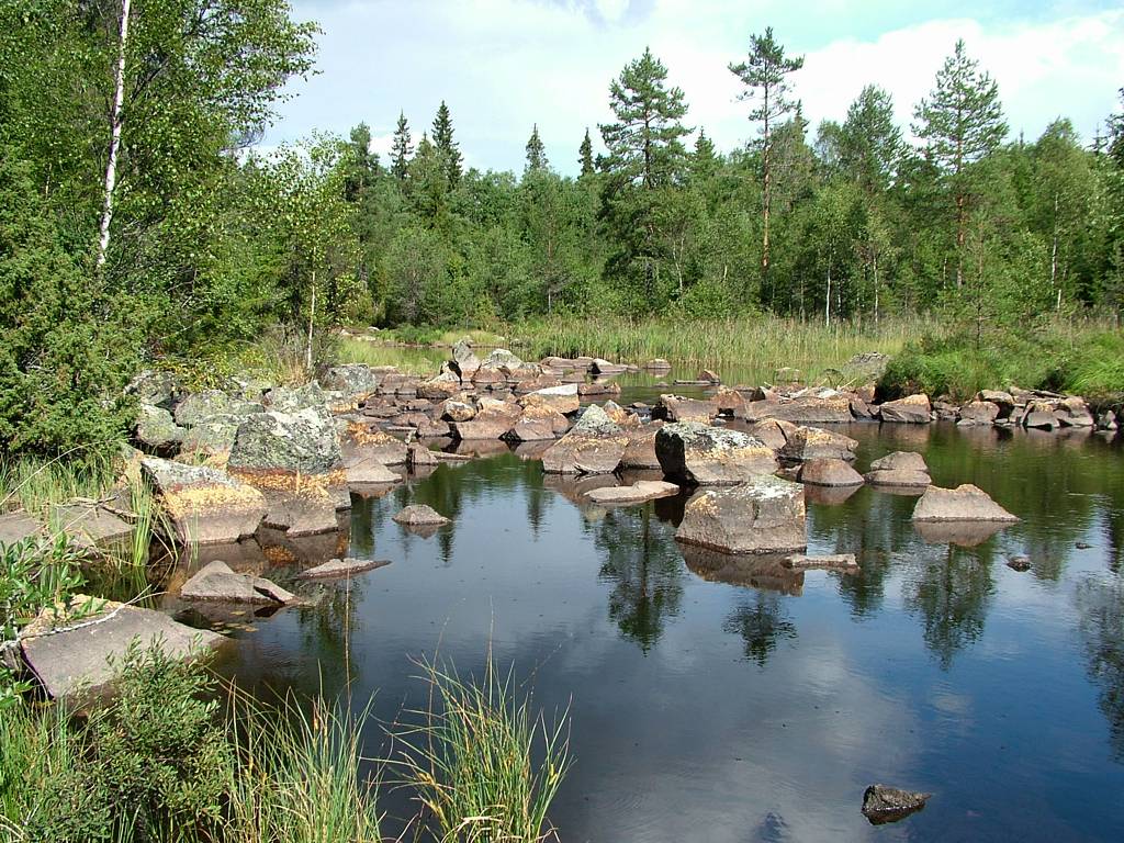 Die nördliche Spitze des Sees ist von Steinen gesäumt.