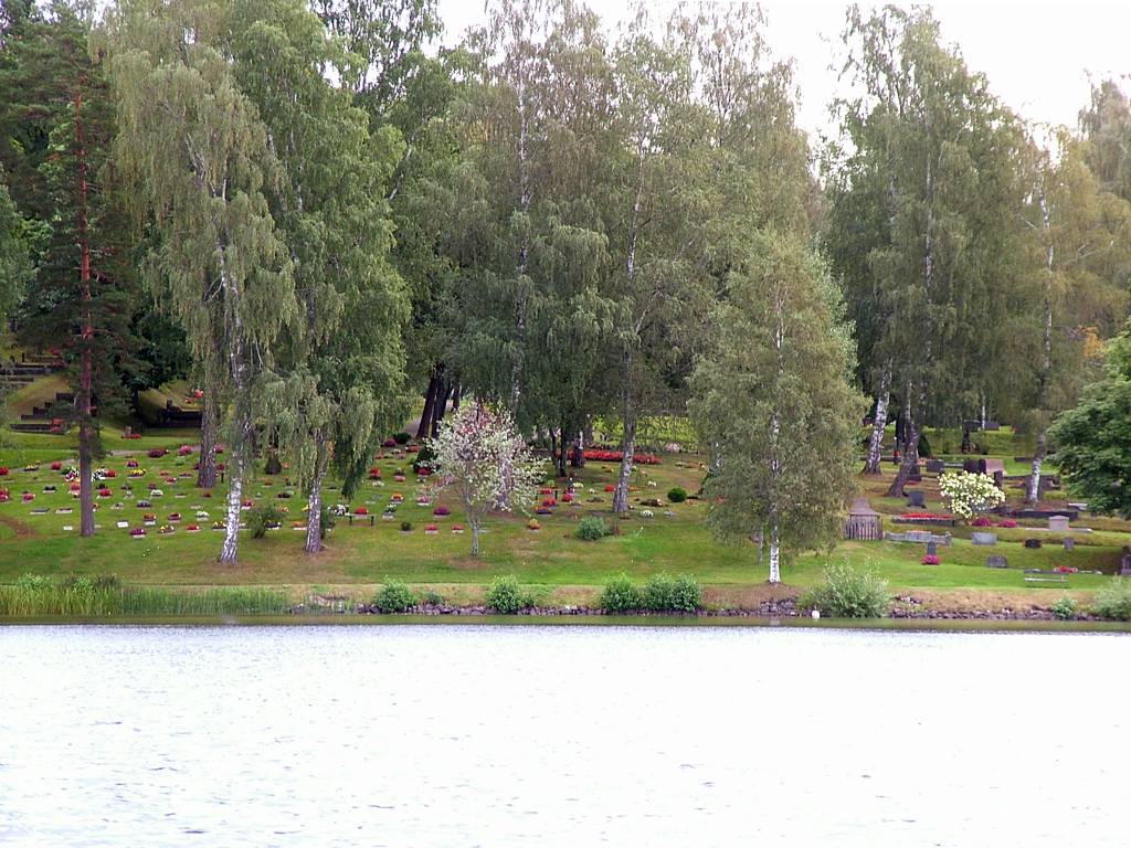 Der Friedhof auf der anderen Seite des Sees.