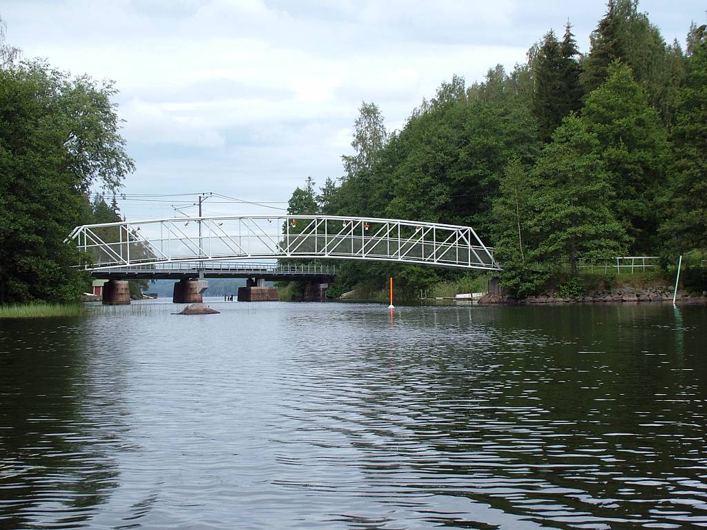 Der Blick zurück: parallel zu der Fussgängerbrücke verläuft eine Eisenbahnbrücke.