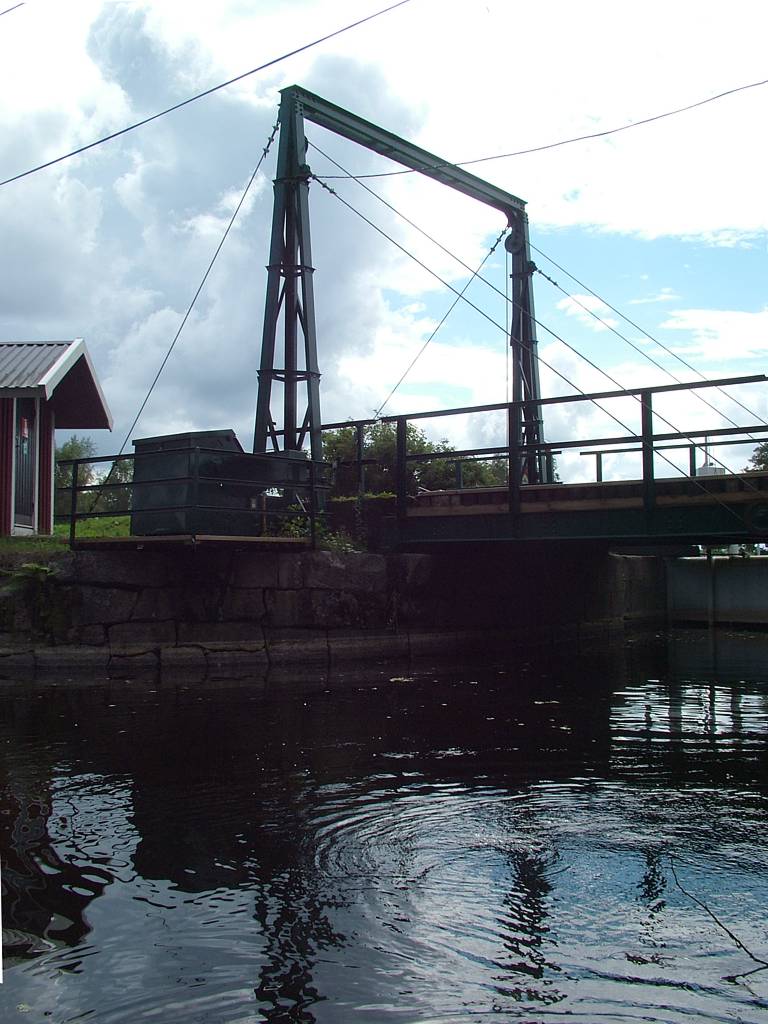 Zugbrücke und Schleuse.