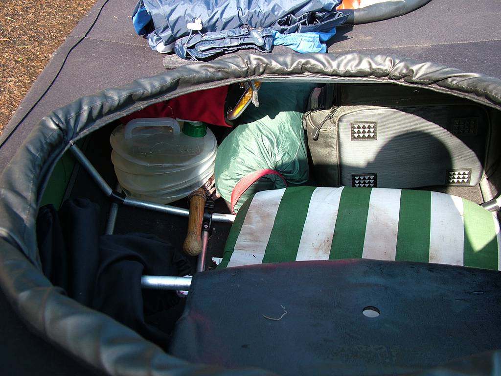 Vor meinem Sitz: das Zelt (grn), der groe Angelrucksack (schwarz), links ein Wassersack, der Spaten. Der kleine, rote Sack ist die Rettungsleine.