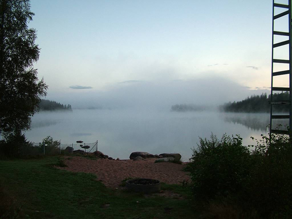 Die Morgendämmerung über dem See.