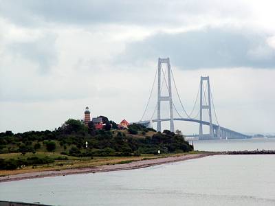 Der Leuchtturm auf der Insel wirkt irgendwie winzig.