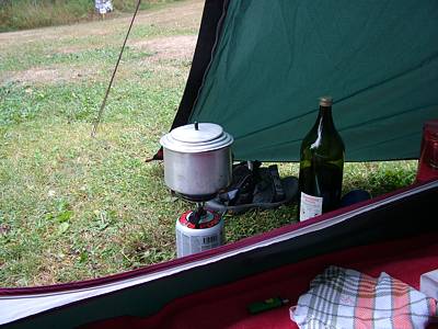 Unser erstes Fr&uuml;hst&uuml;ck im Zelt - das Wasser f&uuml;r den Kaffee kocht.