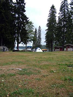 Der Zeltplatz im Hellen.