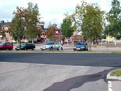 Mitten durch Filipstadt fahren gro&szlig;e Holz - Laster.