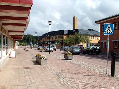 Die Hauptstra&szlig;e hinter den Geb&auml;uden.