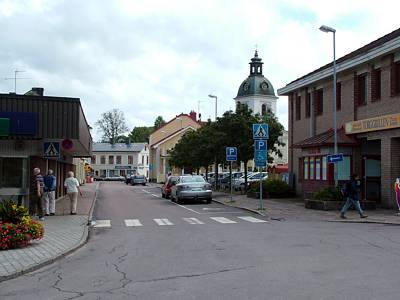 Neben der Kirche befindet sich der Hafen, die Stra&szlig;e f&uuml;hrt dorthin.