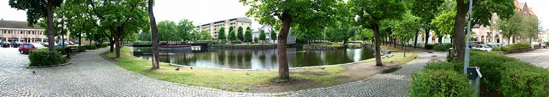 Mitten in der Stadt liegt dieser wundersch&ouml;ne Park, hier kann man gut spazieren gehen.