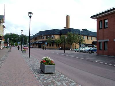 Wir gehen in Richtung Durchgang zum Parkplatz, wir haben das Geb&auml;ude des Konsums im R&uuml;cken.