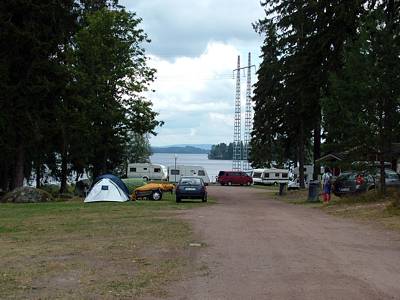 Der Zeltplatz liegt direkt am See Lersjön, der sich von Filipstad nach Norden erstreckt. Hier geht es hinunter zm Badestrand.
