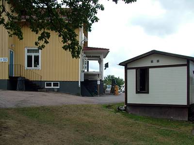 In der Mitte geht es in die Rezeption, hier steht auch der Computer. Links am Haus und rechts im Sanit&auml;rgeb&auml;ude gibt es Toiletten und Duschen.
