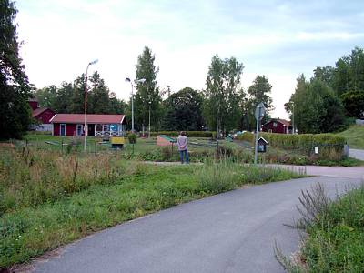 Gegen&uuml;ber dem Eingang gibt es eine Minigolf-Bahn.