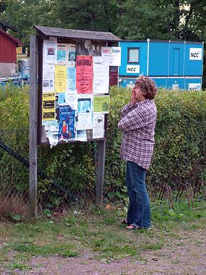Evi schaut sich die Neuigkeiten an.