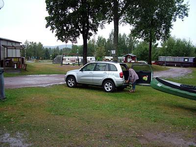 Wir packen alles ein, was aus Auto und Zelt mit muss.