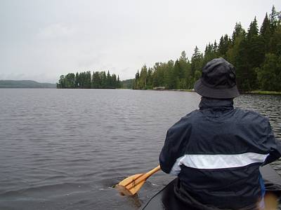 Wir paddeln am rechten Ufer des Sees entlang.