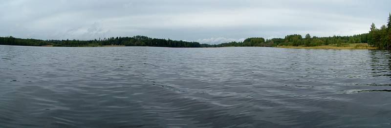 Vor uns liegt das n&ouml;rdliche Ende des Lersj&ouml;ns. Der See verengt sich zu einem Kanal.