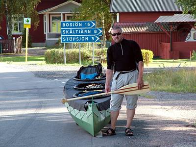 I'm walking... Wir ziehen das Boot hinter uns her, das ist bequem - so schafft man auch l&auml;ngere Strecken.