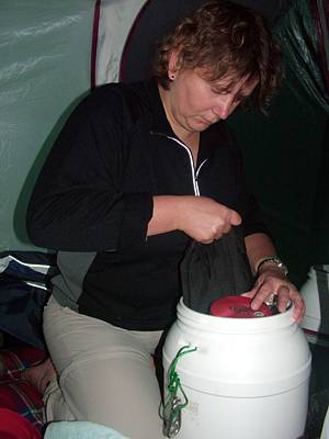Evi &ouml;ffnet die K&uuml;che.