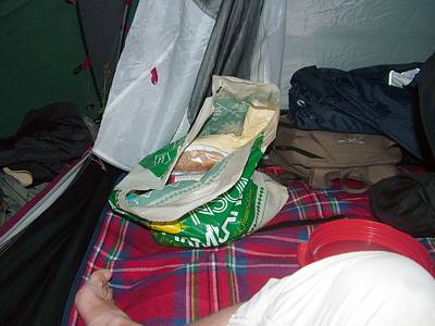 Zeit f&uuml;rs Abendbrot, es ist warm, trocken und gem&uuml;tlich im Zelt.