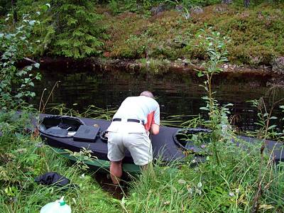 Ich packe die Sachen ins Boot ein.