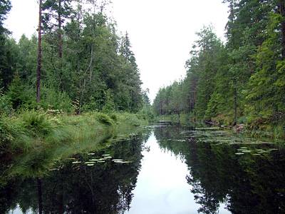Wir paddeln den schmalen und wundersch&ouml;nen Tabergs Kanal entlang.