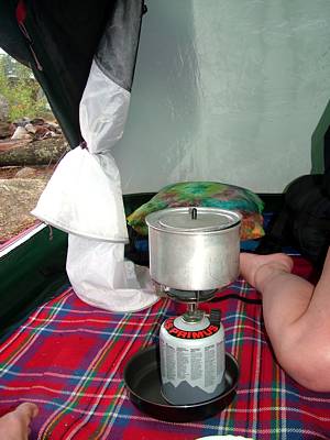 Das Kaffeewasser kocht schon.