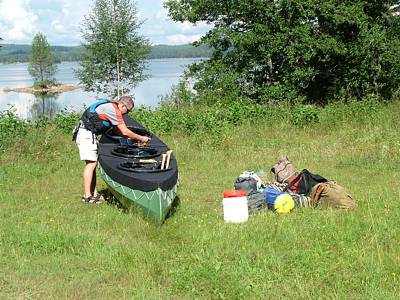 Gep&auml;ckst&uuml;ck f&uuml;r Gep&auml;ckst&uuml;ck wird sorgf&auml;ltig wieder eingepackt, wir wollen den Bootswagen ja nicht &uuml;berlasten.