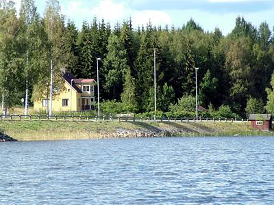 Die Stra&szlig;e 26 verl&auml;uft ein St&uuml;ck parallel zum See.