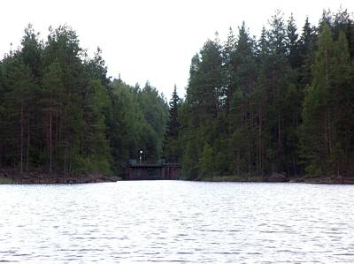 Auch das andere Ende des Sees wird von einer Br&uuml;cke begrenzt. Hoffentlich passen wir durch.