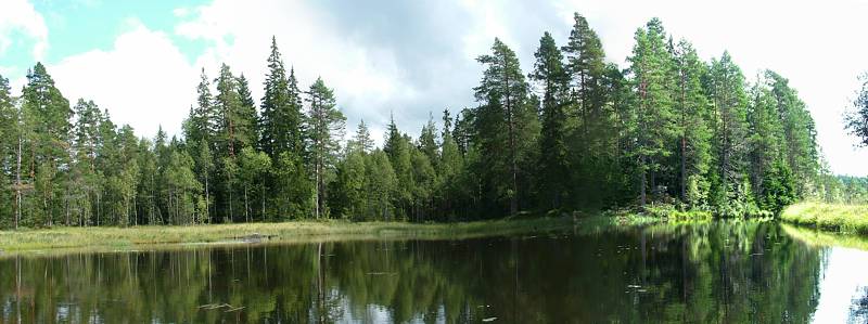 Ab und zu verbreitert sich der Kanal zu einem kleineren See.