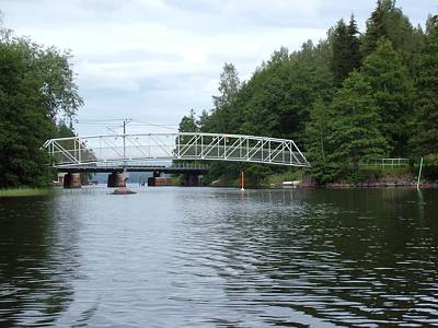 Der Blick zur&uuml;ck: parallel zu der Fussg&auml;ngerbr&uuml;cke verl&auml;uft eine Eisenbahnbr&uuml;cke..