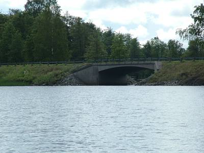 Über die Brücke verläuft die Landstraße von Filpstad nach Storfors.
