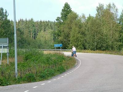 Die Frau mit dem Kinderwagen geht hier spazieren.