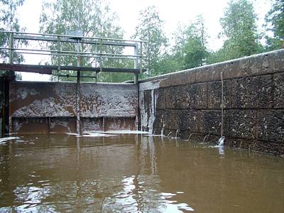 Es geht immer tiefer, das nachstr&ouml;mende Wasser sorgt f&uuml;r urige Pl&auml;tscherger&auml;usche.
