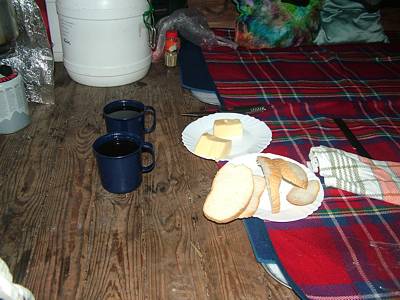 Kaffee und auch gleich ein wenig Mittag.