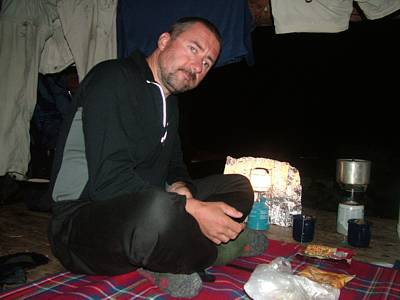 In der H&uuml;tte ist es beim Schein der Gaslampe trocken und gem&uuml;tlich.